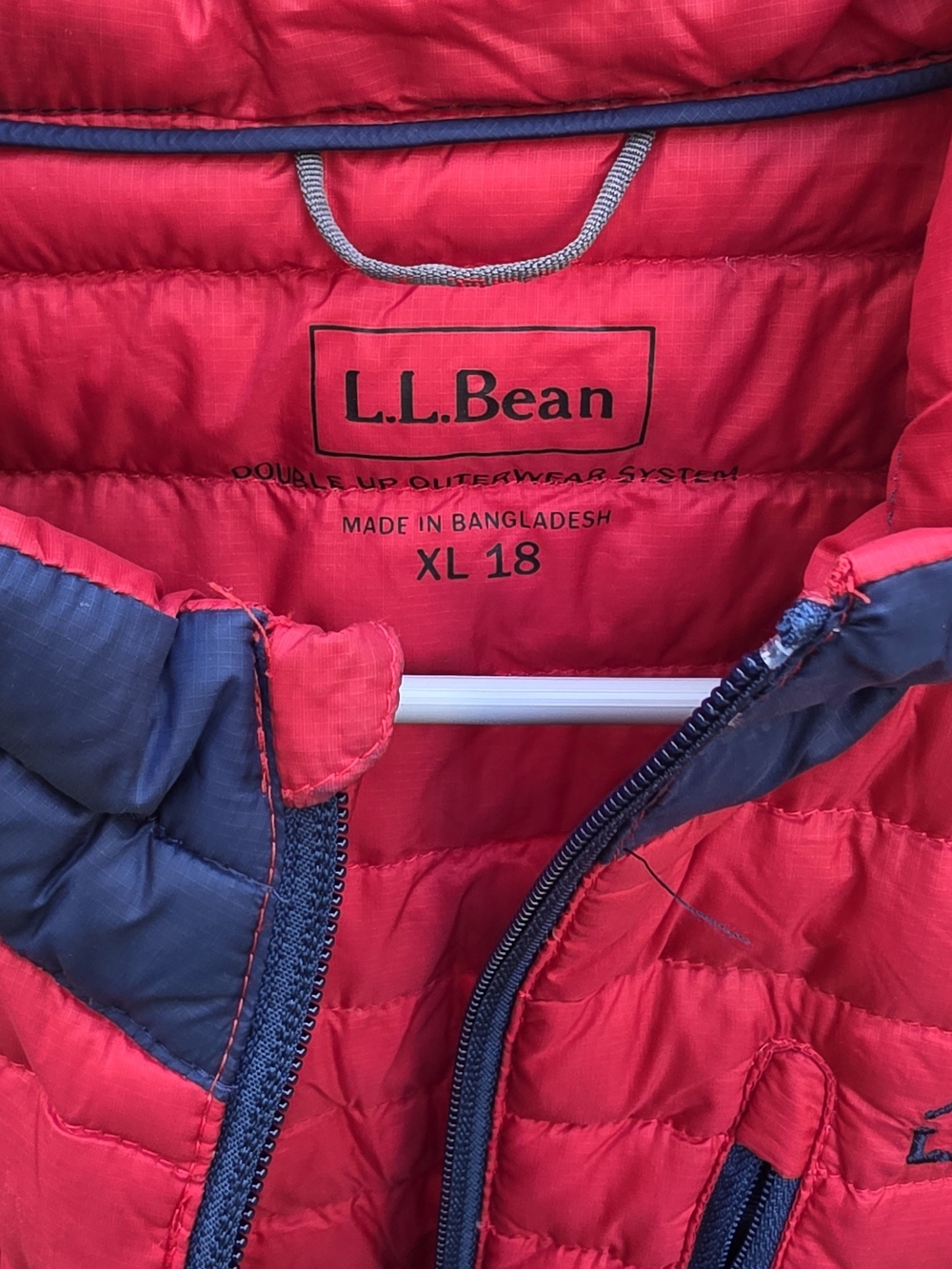 L.L. Bean Men’s Red and Navy Packable Puffer Jacket - Picture 3 of 3